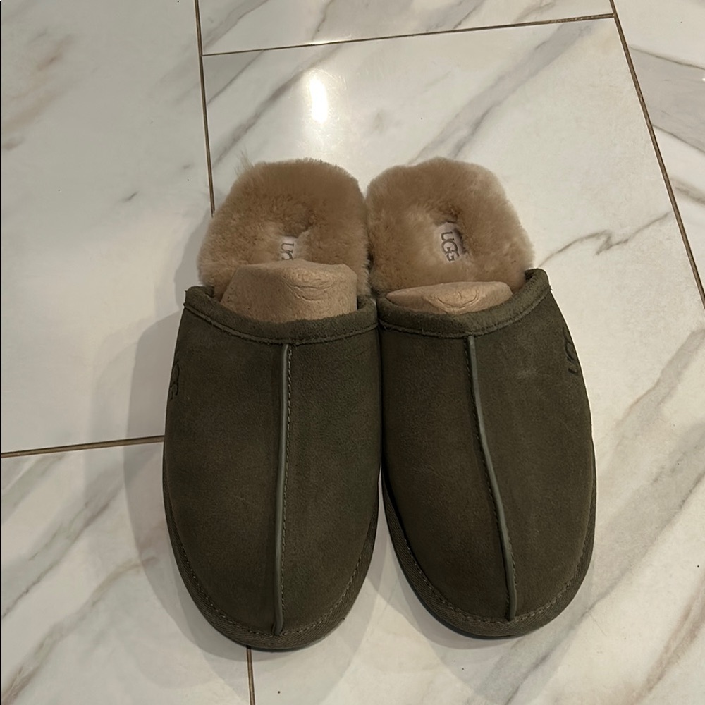 NWT Men’s Ugg Scuff slippers - dark green